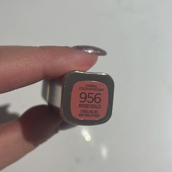 L’Oreal Gold Addiction Rose Gold Lipstick - Picture 2 of 3